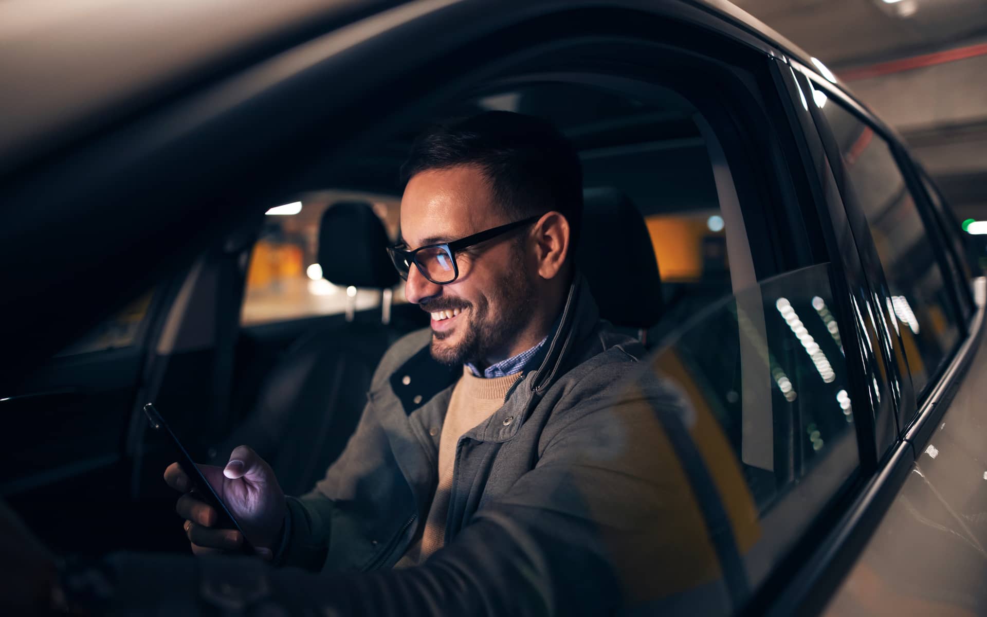 Mann lacht im Auto