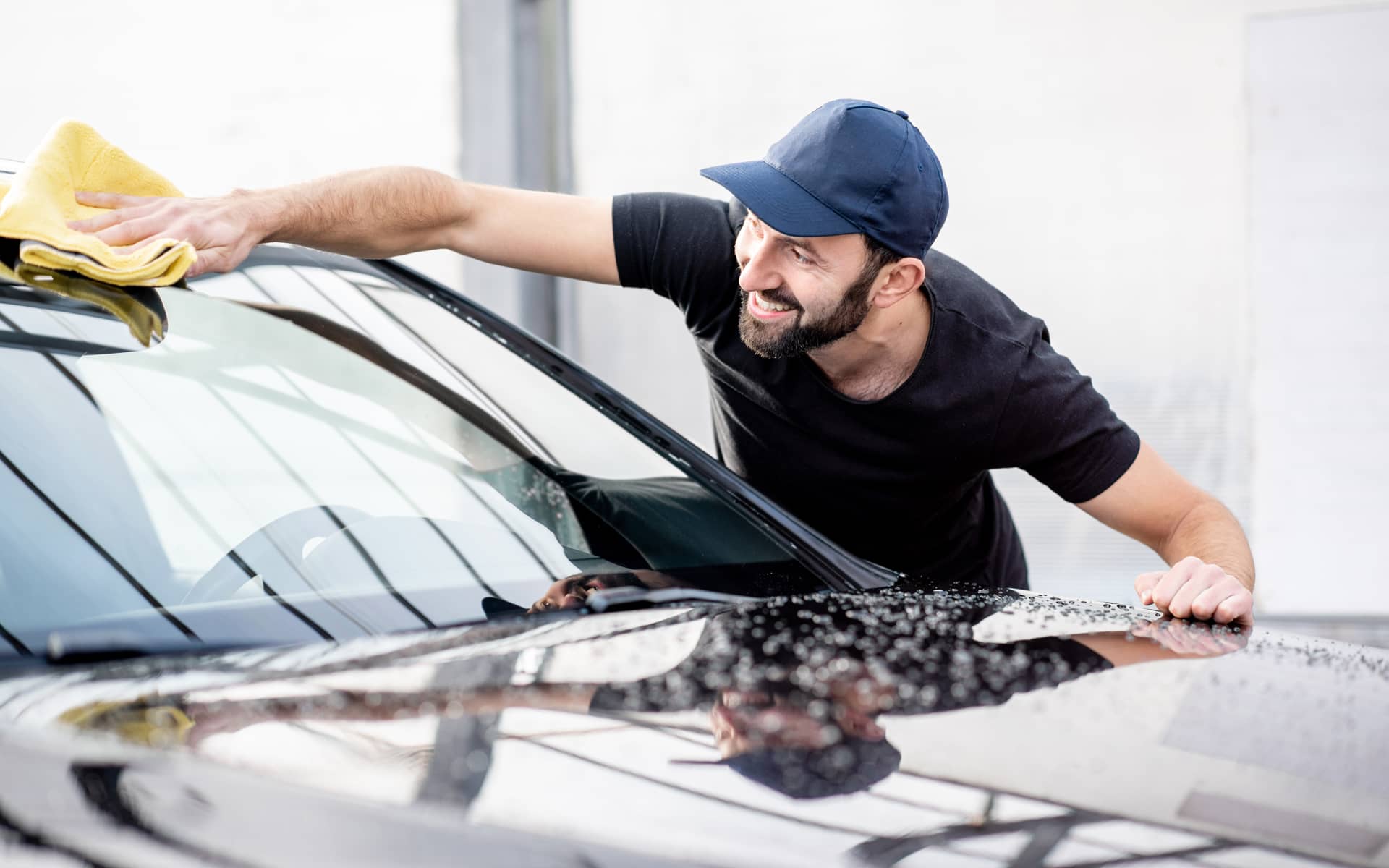 Mann bereitet Auto auf