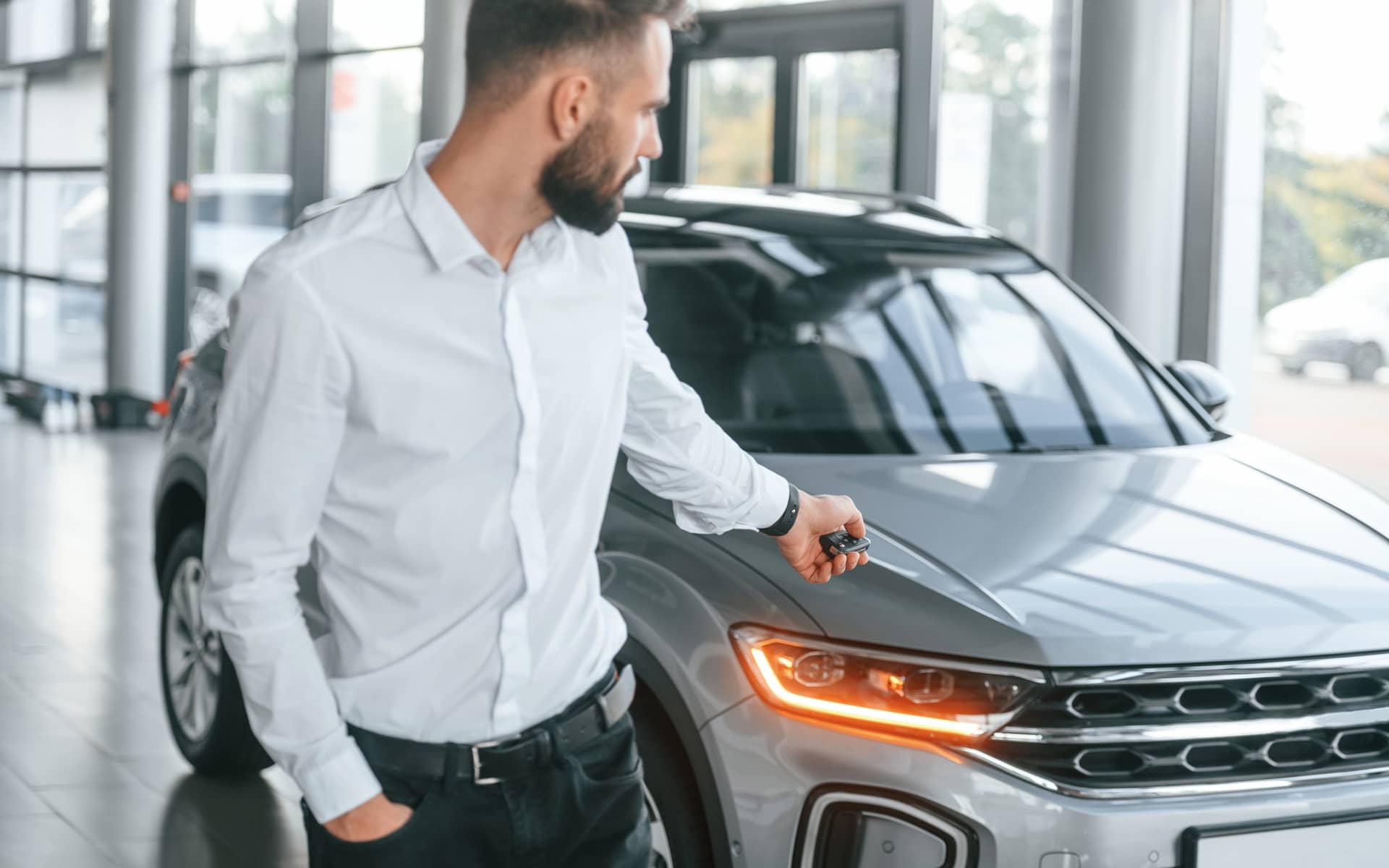 Mann sperrt Auto auf